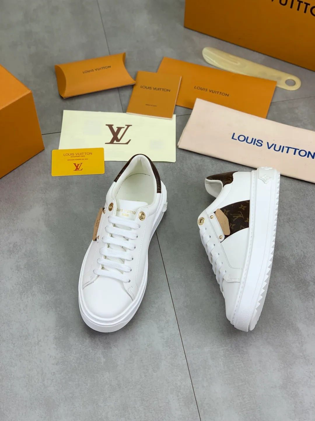 Men's men's shoes 💰P700 new style 💶 top version [LOUIS VUITTON] couple 🧑‍🤝‍🧑 craft style counter series (original order) new style 🍀LV Louis Vuitton - top version LV classic high-top trendy shoes! Made of imported original craft calfskin, original breathable lining, and original wear-resistant, lightweight, high-end TPU outsole! High quality products! 3️⃣ colors are available, size: female 35-39, male 39-44 (female 40, male 45 customized)